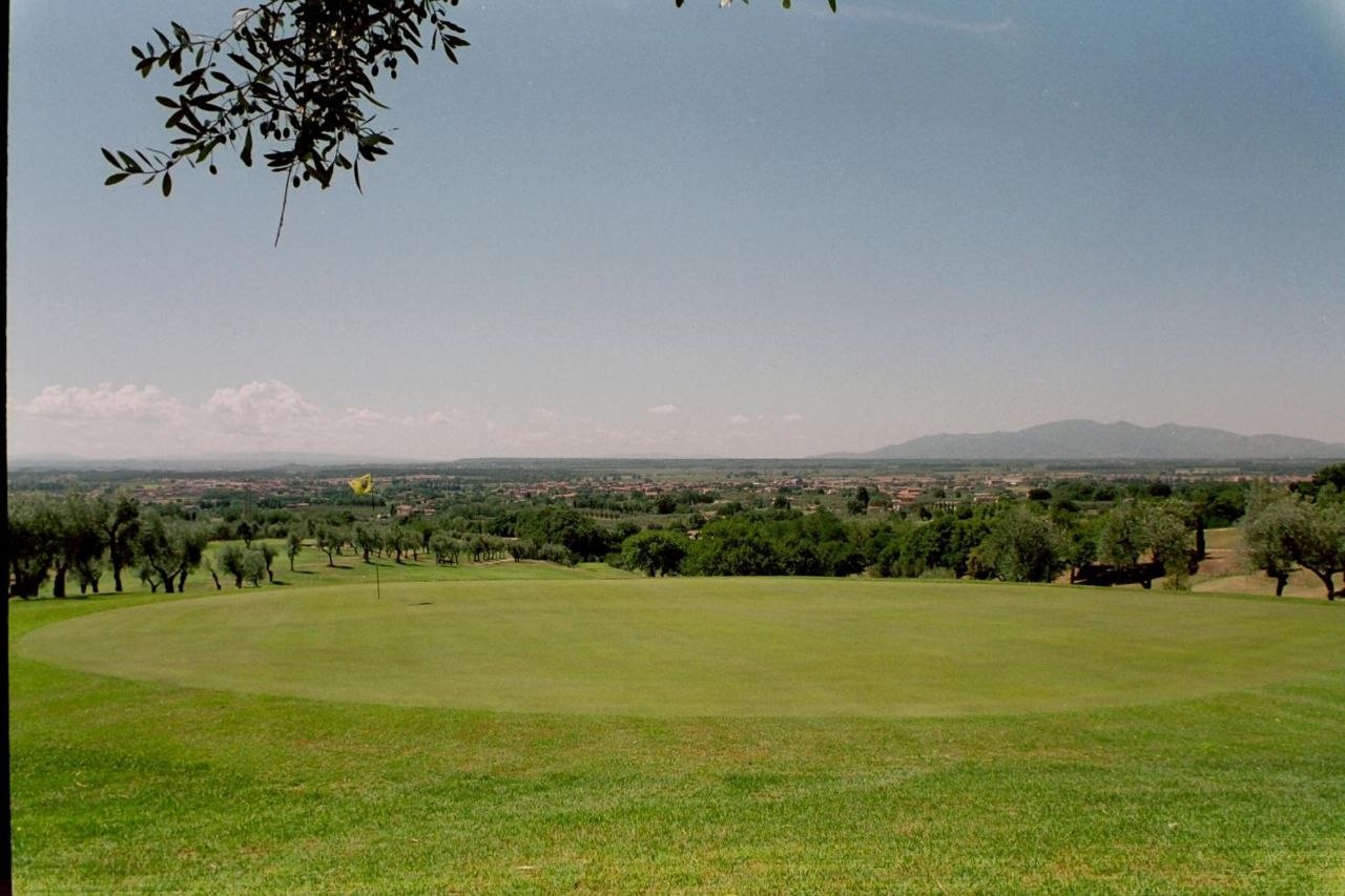 18 Holes